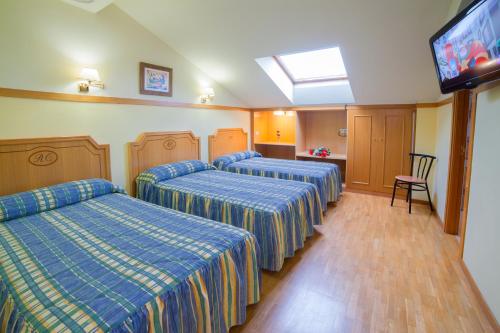 3 twin beds