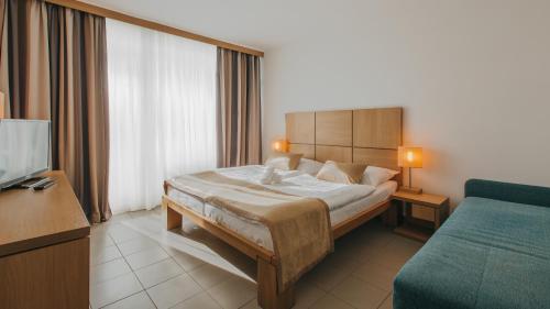 Magal Hotel by Aminess Hotel Beli Kamik is conveniently located in the popular Njivice area. Both business travelers and tourists can enjoy the hotels facilities and services. Service-minded staff will welcome and guide yo