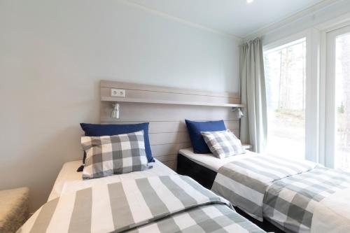 2 twin beds, 3 sofa beds