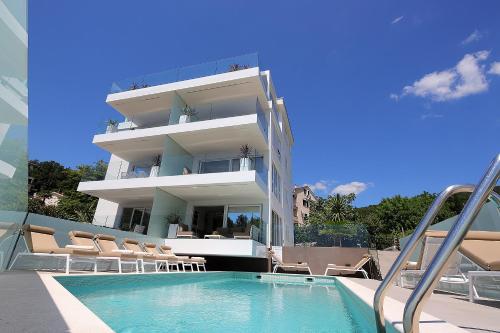 New apartment with swimming pool near the beach