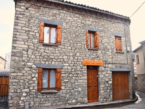 Cirjuana, casa en el centro con agradable jardín y barbacoa