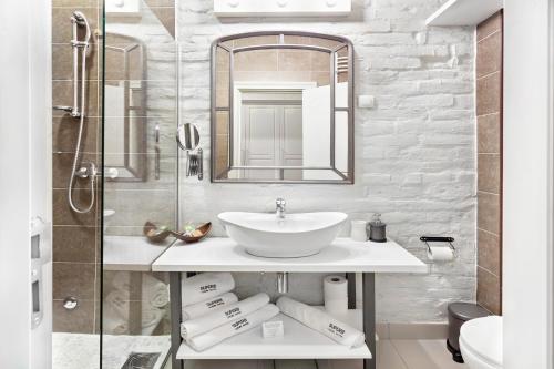 SuperB Luxury Suites