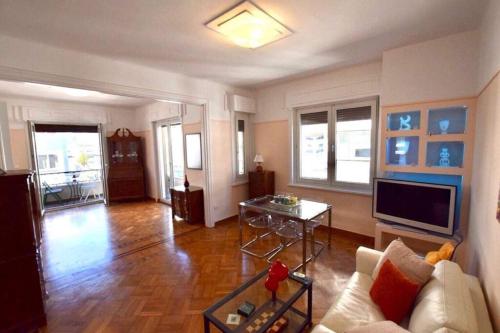 Spacious & Sunny Kolonaki Apt 5 mins metro/ACx3/1.5 BT