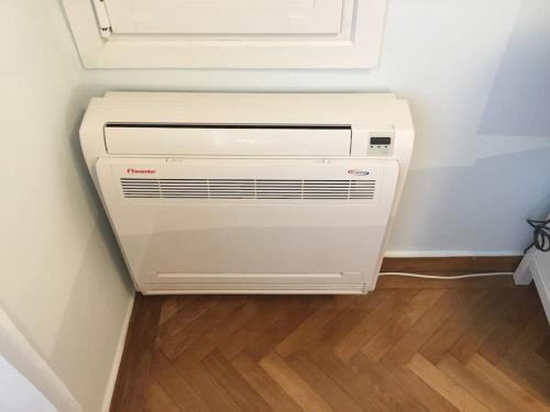 Spacious & Sunny Kolonaki Apt 5 mins metro/ACx3/1.5 BT, Athens (photo 8)