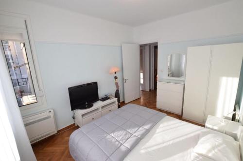 Spacious & Sunny Kolonaki Apt 5 mins metro/ACx3/1.5 BT, Athens (photo 7)