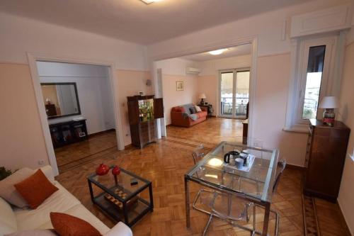 Spacious & Sunny Kolonaki Apt 5 mins metro/ACx3/1.5 BT, Athens (photo 2)