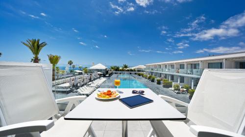 Ura Lara Adults Only Located in Mogan, Apartamentos Lara is a perfect starting point from which to explore Gran Canaria. Both business travelers and tourists can enjoy the hotels facilities and services. Service-minded s