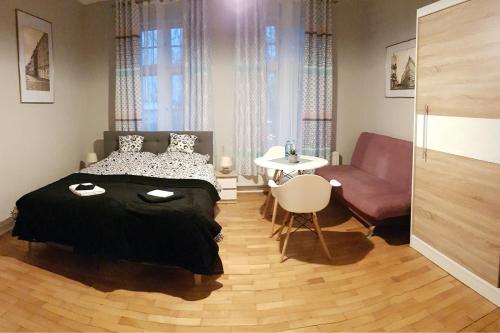 1 queen bed, 1 sofa bed