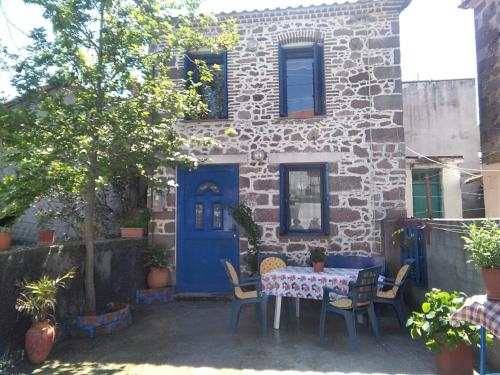  Διώροφη παραδοσιακή κατοικία στην Αγία Παρασκευή, Unterkunft in Agía Paraskeví