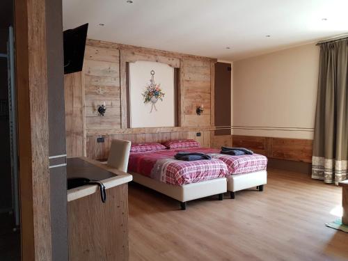 1 queen bed, 1 sofa bed