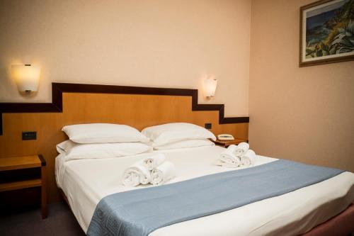 3 twin beds