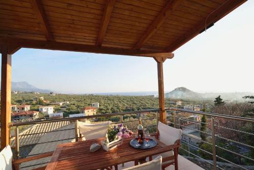  Thalia Stone Villa Near The Beach/Amazing Sunset, Pension in Levktron