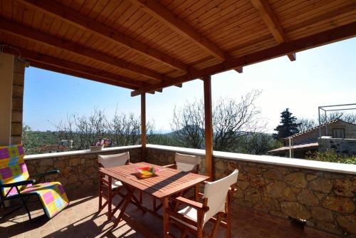  Iris Stone house/amazing view/1km to the beach, Pension in Levktron