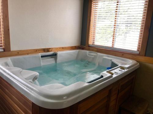 Cottage with Hot Tub #7