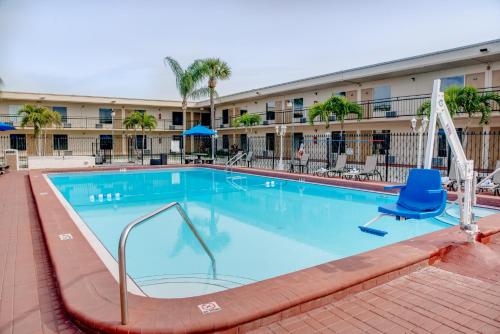 Úszómedence, Super 8 by Wyndham St. Petersburg in St Petersburg (Florida)