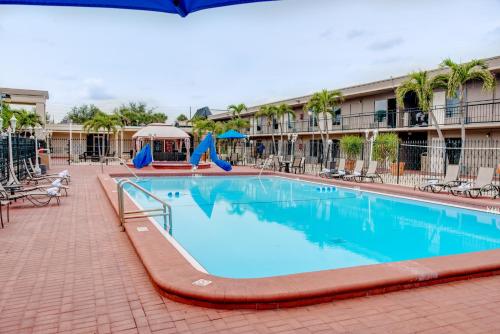 Úszómedence, Super 8 by Wyndham St. Petersburg in St Petersburg (Florida)
