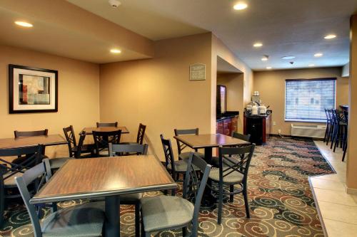 Cobblestone Inn & Suites - Rugby