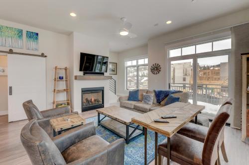 New Luxury Loft #24 Near Resort With Huge Hot Tub & Great Views - FREE Activities & Equipment Rentals Daily - image 6