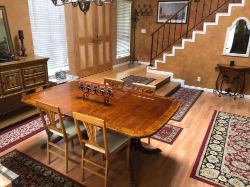 Costa mesa 4 bedroom home with jacuzzi - Tap to explore photos