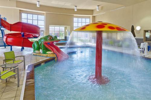 Swimming pool, ClubHouse Hotel and Suites Pierre in Pierre (SD)