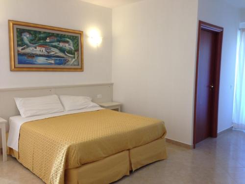 1 king bed, 1 twin bed