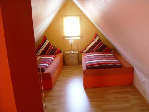 1 queen bed, 2 twin beds