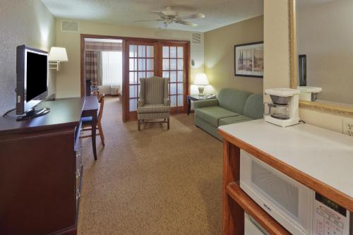 Country Inn & Suites by Radisson West Bend WI - image 12