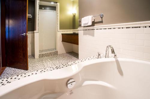 19275221 Hume Hotel & Spa