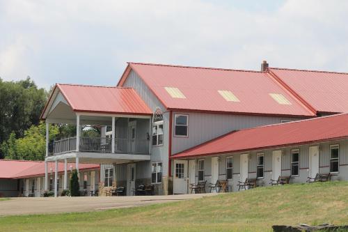 Golden Knight Inn and Suites - Hotel - Rock Stream