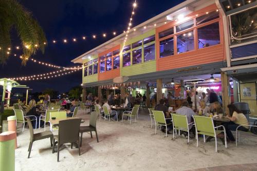 Restaurant, Pirate's Cove Resort and Marina - Stuart in Port Salerno