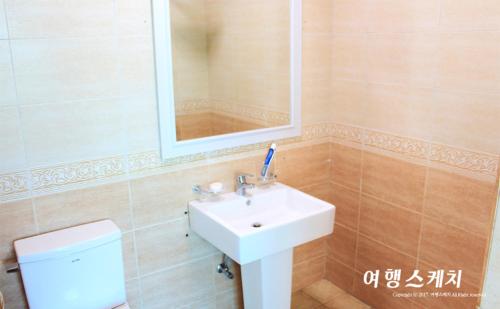 Toursketch Pension Located in Jungmun, Toursketch Pension is a perfect starting point from which to explore Jeju Island. The property has everything you need for a comfortable stay. Service-minded staff will welcome and