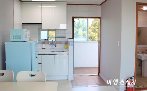 Toursketch Pension Located in Jungmun, Toursketch Pension is a perfect starting point from which to explore Jeju Island. The property has everything you need for a comfortable stay. Service-minded staff will welcome and