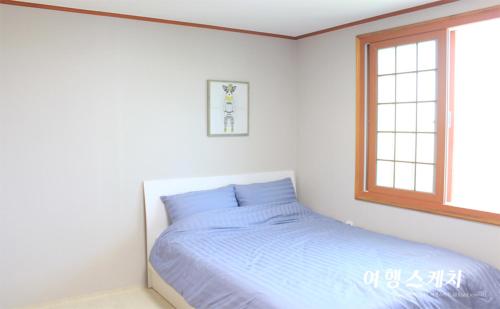 Toursketch Pension Located in Jungmun, Toursketch Pension is a perfect starting point from which to explore Jeju Island. The property has everything you need for a comfortable stay. Service-minded staff will welcome and