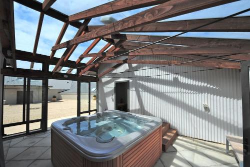 Spa, Windhover Suites in Tasman