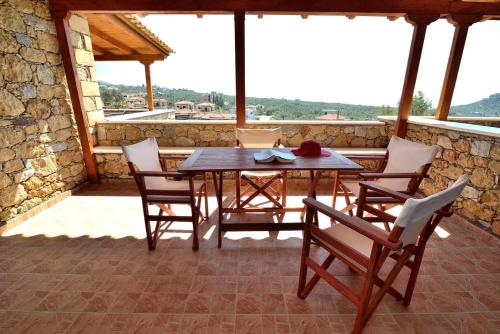  Villa Myrto 1km to the beach/sea view, Pension in Levktron