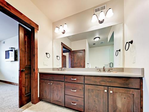 Sophisticated Condo #F Condo - image 3