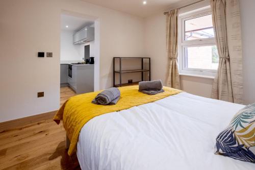 Oak – Three Tuns Apartments - image 2