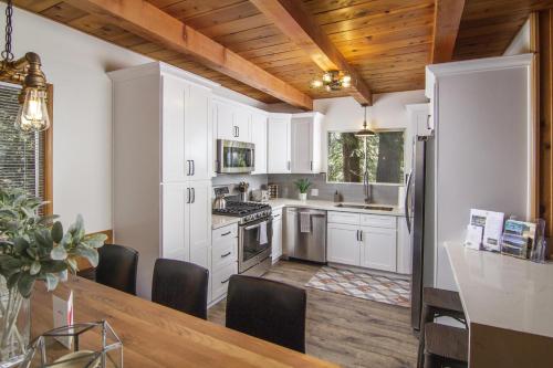 WHISPERING PINE Modern Luxe 3 Level 2000 sqft 2 Decks View In Village - image 6