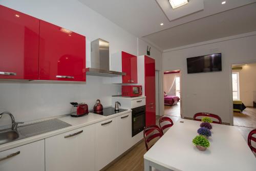 Colosseo Apartments and Rooms - Rome City Centre - image 6