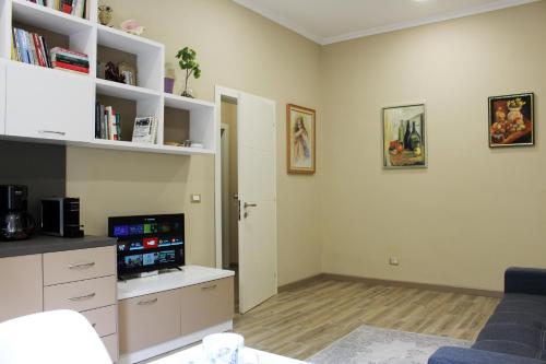 2V1 - Blloku MAC, Tirana (foto 3)