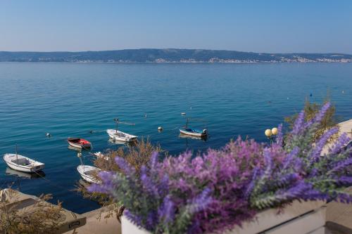 Seafront apartment in historical Cippico castle, Kaštela (fotografie 9)