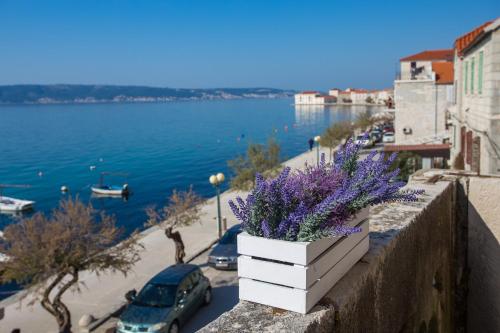 Seafront apartment in historical Cippico castle, Kaštela (fotografie 10)