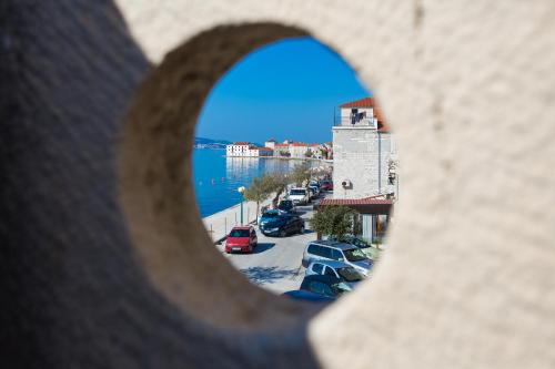 Seafront apartment in historical Cippico castle, Kaštela (fotografie 6)