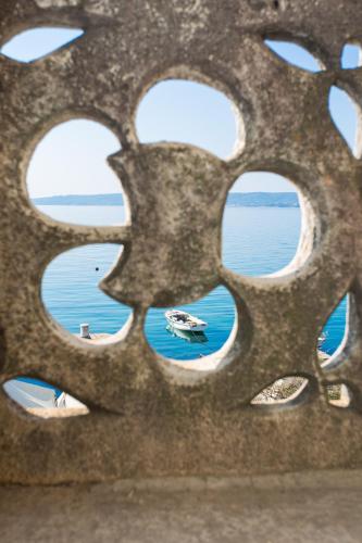 Seafront apartment in historical Cippico castle, Kaštela (fotografie 8)