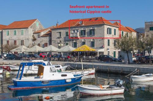 Seafront apartment in historical Cippico castle, Kaštela (fotografie 2)