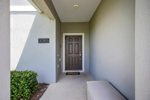 B - New 4 Bedroom Home - 5 Miles to Disney - Free Water Park - Private Pool