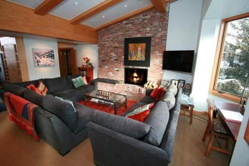 Condo with Vaulted Ceiling & Spectacular Mountain Views