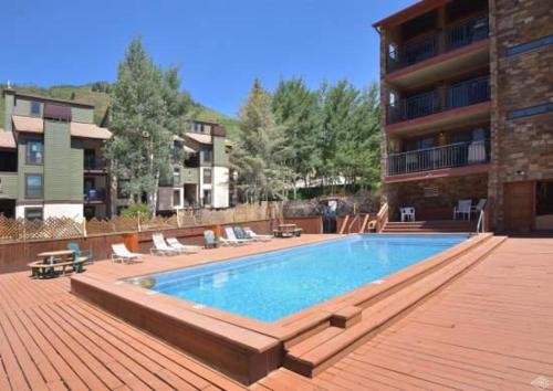 Spacious Condo with Outdoor Heated Pool and Hot Tubs