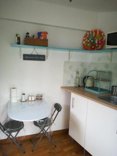 Kitchen, Grand studio avec piscine in Saint-Eloi