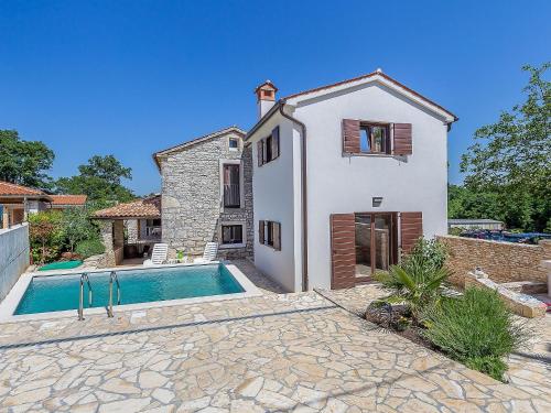  Holiday Home MALA HIÅ½A in 52342 Peresiji